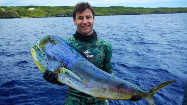 Ảnh chụp Gayford trong buổi dẫn chương trình “Fish Of The Day”. Được biết, sở thích của bạn đời nữ Thủ tướng New Zealand chính là câu cá. Ảnh: Stuff.