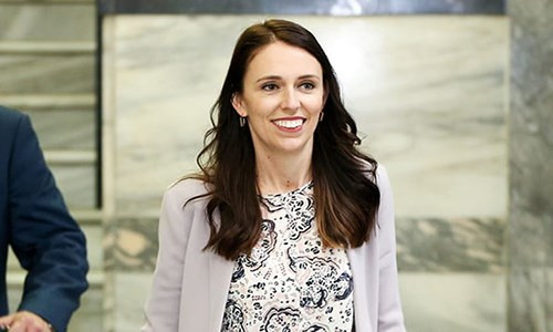 Trước đó, ngày 26/10, bà Jacinda Ardern đã tuyên thệ nhậm chức Thủ tướng New Zealand. Bà trở thành nữ lãnh đạo trẻ tuổi nhất New Zealand trong vòng hơn 150 năm qua và là nữ thủ tướng trẻ nhất thế giới. Sự ủng hộ của người bạn đời Clarke Gayford chắc chắn sẽ là động lực to lớn giúp nữ Thủ tướng New Zealand thành công trên cương vị mới. Ảnh: Getty Images.