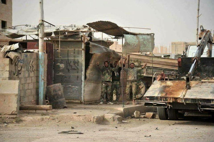 Có thể thấy, tinh thần phấn khởi của các binh sĩ Syria bên trong thành phố Albu Kamal sau giải phóng. Họ cười tươi và giơ tay biểu tượng chiến thắng trước ống kính. Ảnh: FNA.