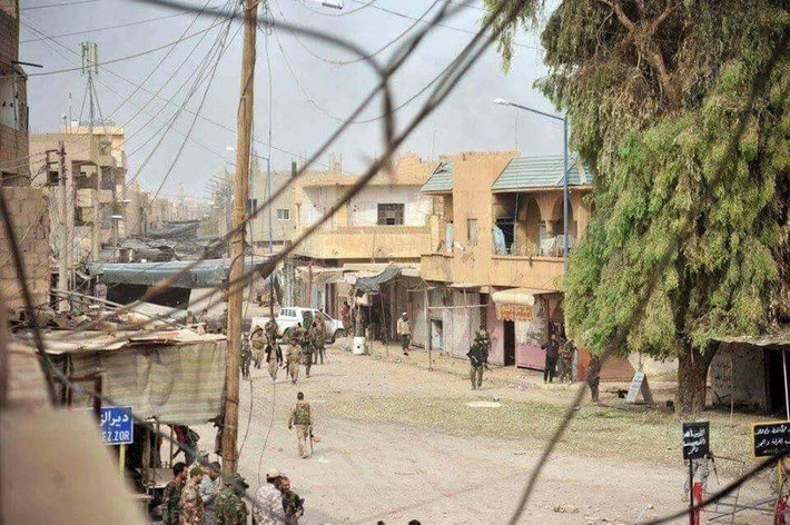 Các binh sĩ Syria tuần tra trên một con đường ở thành phố Albu Kamal. Ảnh: FNA.