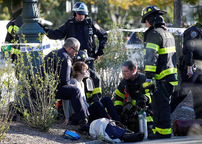 Thị trưởng New York Bill de Blasionhận định đây được coi là vụ tấn công khủng bố. Ảnh: Daily Mail.