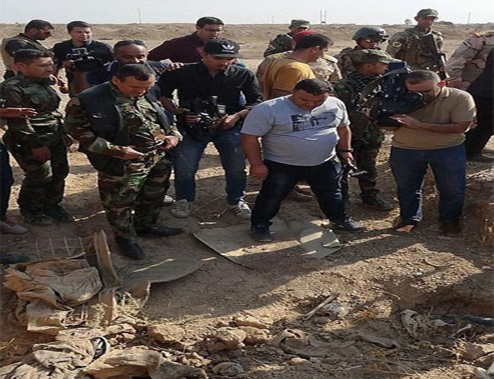 Trước đó, hồi tháng 8/2017, Quân đội Iraq cũng phát hiện hai ngôi mộ tập thể gần một nhà tù của nhóm khủng bố IS ở ngoại ô thành phố Mosul, chứa thi thể của gần 500 nạn nhân. Ảnh: FNA.