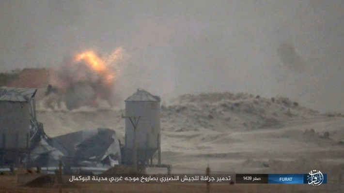 “Với sự yểm trợ hỏa lực của Nga, Quân đội Syria và đồng minh đã giành lại quyền kiểm soát 3/4 diện tích Albu Kamal, gây tổn thất nặng cho tuyến phòng thủ của nhóm khủng bố”, nguồn tin cho hay. Ảnh: AMN.