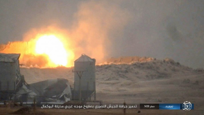 Hiện tại, các cuộc giao tranh ác liệt giữa Quân đội Syria và phiến quân IS đang diễn ra tại vùng ngoại ô phía đông thành phố chiến lược ở tỉnh Deir Ezzor này. Ảnh: AMN.