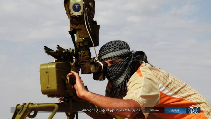 Theo Al Masdar News ngày 17/11, trước cuộc tấn công quy mô lớn của Quân đội Syria và đồng minh tại thành phố chiến lược Albu Kamal, phiến quân IS tiếp tục chống trả dữ dội, quyết bám trụ tại thành phố này. Ảnh: AMN.