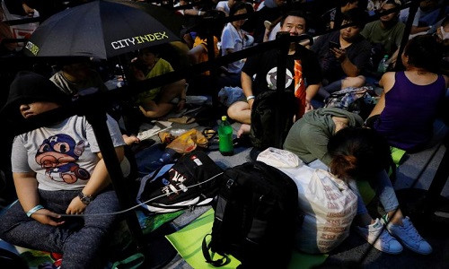 Nhiều người “đóng đô” chờ cả đêm bên ngoài cửa hàng Apple ở Singapore. Ảnh: Reuters.