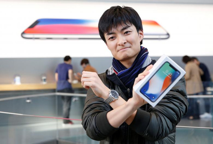 Yamaura là một trong những người đầu tiên sở hữu siêu phẩm iPhone X sau khi anh mua được nó tại cửa hàng Apple ở Omotesando, thủ đô Tokyo, Nhật Bản. Ảnh: Reuters.