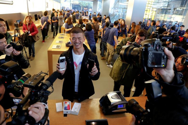 Không khí trong một cửa hàng Apple ở Bắc Kinh, Trung Quốc. Ảnh: Reuters.