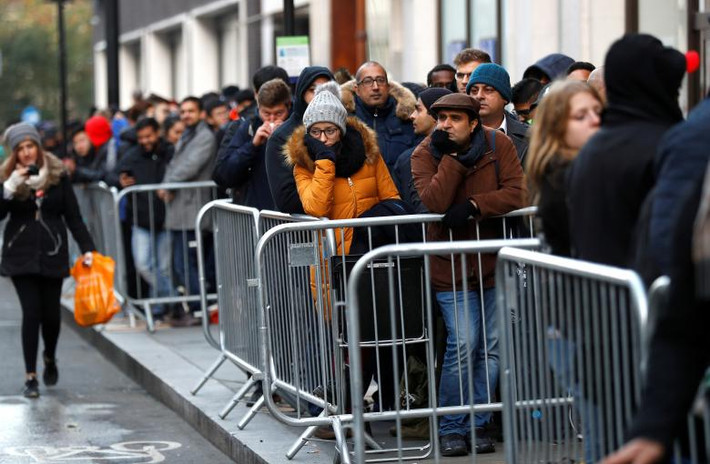 Khách hàng xếp hàng dài bên ngoài cửa hàng Apple ở phố Regents, London, Anh. Ảnh: Reuters.