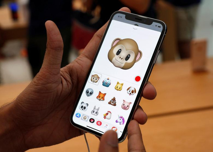Được biết, iPhone X sở hữu nhiều phần cứng cao cấp và các tính năng mới. Ảnh: Reuters.