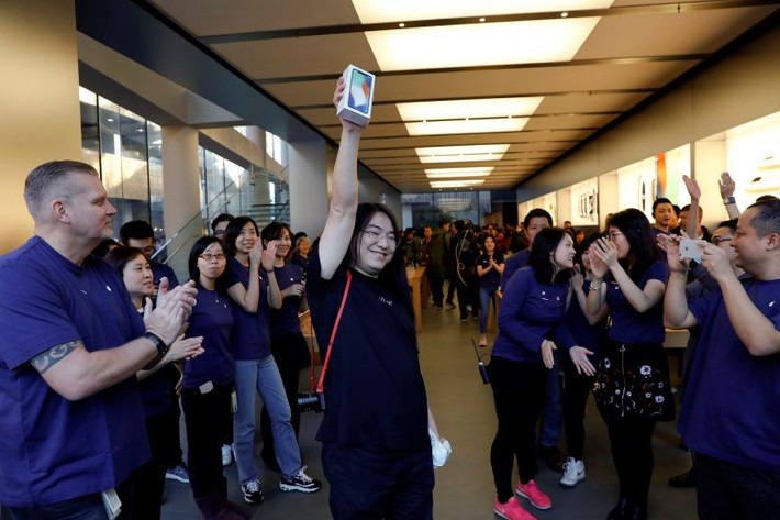 Một trong những khách hàng đầu tiên sở hữu iPhone X tại Bắc Kinh, Trung Quốc. Ảnh: Reuters.