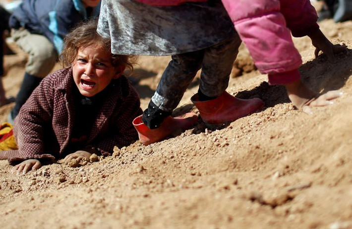 Một bé gái Iraq bật khóc trên đường tới khu trại tị nạn Hamam al-Alil, phía nam thành phố Mosul, hôm 10/3. Ảnh: Reuters.