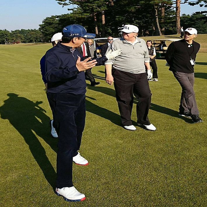 Tổng thống Trump và Thủ tướng Abe đã chơi cùng Hideki Matsuyama, một trong những golf thủ hàng đầu thế giới của Nhật Bản. Ảnh: Twitter.