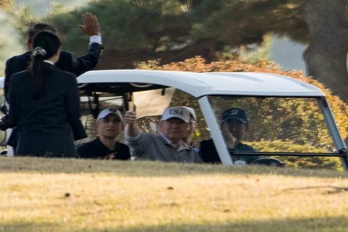 Tổng thống Trump (ở giữa) và Thủ tướng Nhật Bản Shinzo Abe ngồi trên xe trở về sau khi kết thúc buổi chơi golf tại câu lạc bộ Kasumigaseki ngày 5/11. Ảnh: AP.