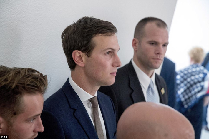 Cố vấn cấp cao và cũng là con rể của ông Trump, Jared Kushner, có mặt tại đài tưởng niệm ở Honolulu. Ảnh: AP.