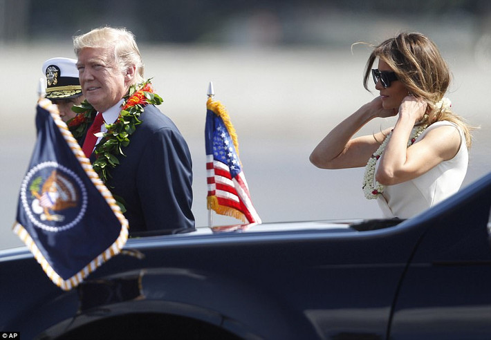 Tổng thống Trump đã đeo vòng hoa sau khi xuống chuyên cơ Không lực Một cùng phu nhân tại căn cứ chung Trân Châu Cảng – Hickam. Ảnh: AP.