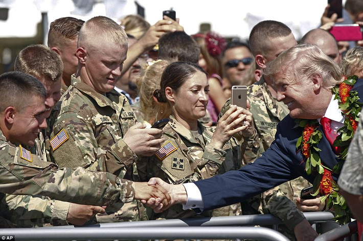 Các binh sĩ bắt tay và chụp ảnh vợ chồng Tổng thống Trump tại Hawaii. Được biết, đây là lần đầu tiên Tổng thống Trump đến thăm Hawaii kể từ khi nhậm chức hồi tháng 1/2017. Ảnh: AP.