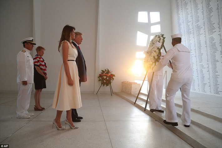 Tổng thống Mỹ và phu nhân Melania đã thăm đài tưởng niệm USS Arizona ở Trân Châu Cảng, nơi tưởng niệm các thủy thủ và lính thủ đánh bộ đã thiệt mạng trong trận tấn công Trân Châu Cảng hồi năm 1941. Ảnh: AP.