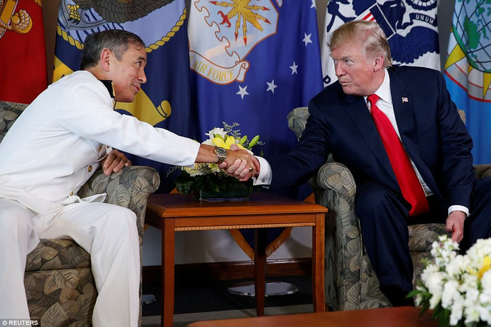 Tổng thống Trump bắt tay Đô đốc Harry Harris trong cuộc họp ở Hawaii. Ảnh: Reuters.
