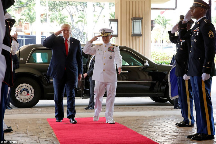 Đô đốc Harry Harris, Tư lệnh Bộ Chỉ huy Thái Bình Dương của Mỹ, chào đón Tổng thống Trump tại trụ sở ở Aiea, Hawaii. Ảnh: Reuters.