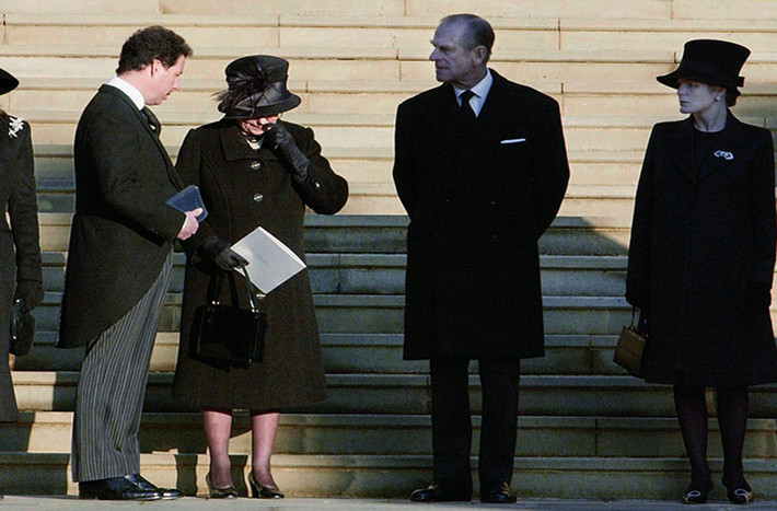 Năm 2002, Hoàng thân Philip luôn bên cạnh động viên, an ủi Nữ hoàng Elizabeth khi mẹ và em gái bà qua đời. Ảnh: Nữ hoàng Elizabeth II lau nước mắt sau lễ tang của em gái, Công chúa Margaret, năm 2002. Ảnh: AP.