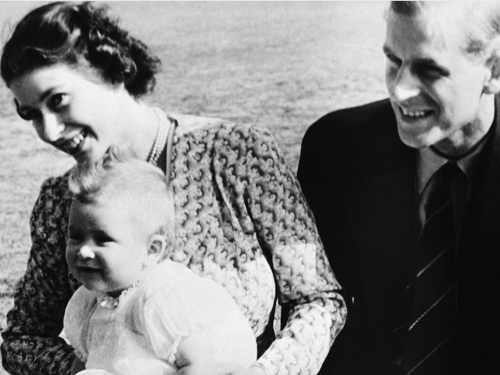 Sau hôn lễ, vợ chồng Công chúa Elizabeth sống ở Malta. Năm 1949, họ chào đón người con trai đầu lòng, Hoàng tử Charles. Ảnh: AP.