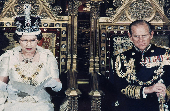 Nữ hoàng Elizabeth II phát biểu trước Quốc hội năm 1986 trong khi Hoàng thân Philip ngồi cạnh. Ảnh: AP.