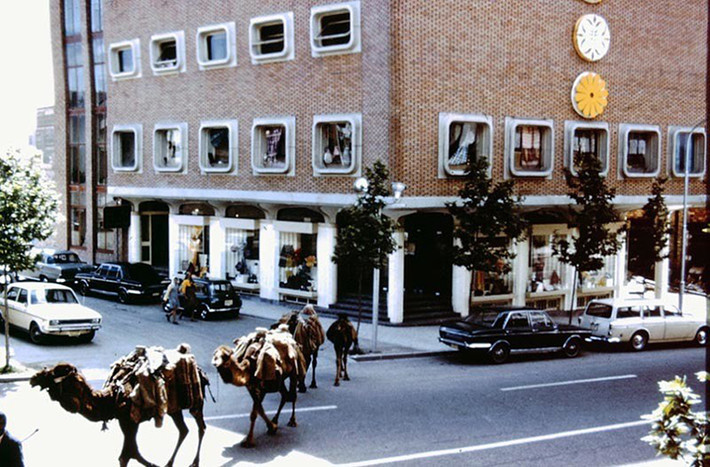 Những năm 1960 là thời kỳ quan trọng đối với đất nước Iran với việc định hình, tiếp nhận nền văn hóa và đưa ra những quy định pháp lý trong thế giới ngày càng toàn cầu hóa. Ảnh: ATI.