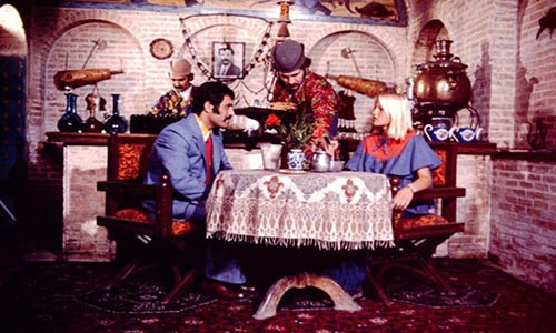 Một cặp đôi ngồi thưởng thức trà trong một nhà hàng ở thủ đô Tehran. Ảnh: ATI.
