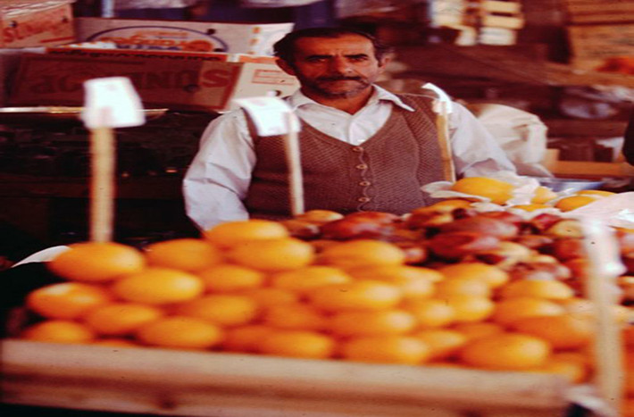 Cách mạng Hồi giáo Iran 1979 là một cuộc cách mạng đưa Iran từ chế độ quân chủ do Shah Mohammad Reza Pahlavi đứng đầu trở thành quốc gia Cộng hòa Hồi giáo dưới sự lãnh đạo của lãnh tụ tối cao Ayatollah Ruhollah Khomeini. Ảnh: Một tiểu thương bán trái cây ngoài chợ. Ảnh: ATI.