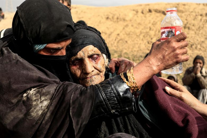 Một cụ bà kiệt sức trên đường đi sơ tán khỏi thành phố Mosul, Iraq, ngày 27/2. Ảnh: Reuters.