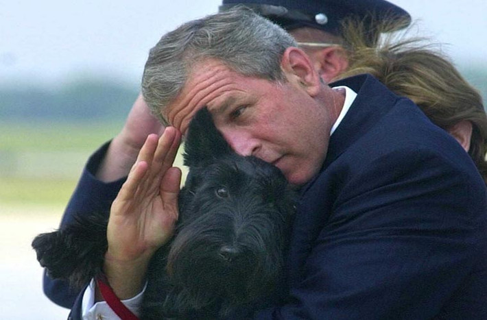 Ông Bush ôm chú chó cưng Barney vào lòng. Ảnh: Reuters.