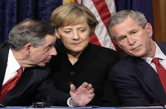 Khoảnh khắc cựu Tổng thống Mỹ Bush "hóng chuyện" bên Thủ tướng Đức Angela Markel. Ảnh: Reuters.