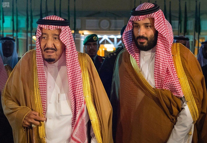 Quốc vương Ả Rập Xê Út Salman bin Abdulaziz Al Saud đi cùng con trai, Thái tử kế vị Mohammed bin Salman, ngày 8/11/2017. Ảnh: Newsweek.