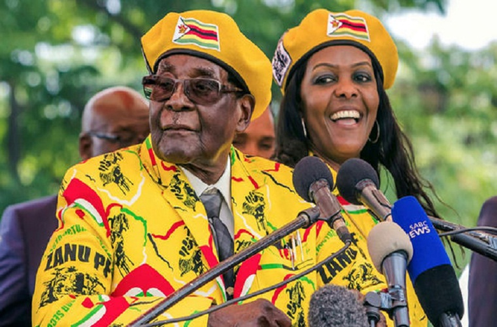 Tuy nhiên, Tổng thống Mugabe lại đưa vợ mình là Bà Grace Mugabe, 52 tuổi lên kế nhiệm sau khi sa thải Phó Tổng thống Emmerson Mnangagwa. Ảnh: Getty.