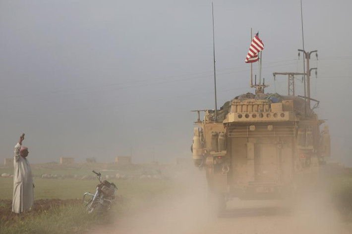 Xe quân sự Mỹ tiến đến thị trấn Darbasiya, Syria, gần biên giới với Thổ Nhĩ Kỳ, hôm 28/4. Ảnh: Reuters.