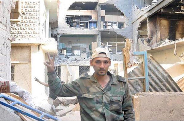Binh sĩ Syria giơ tay biểu tượng chiến thắng ở Deir Ezzor. Ảnh: FNA.