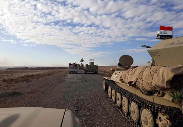 “Sáng 23/11, Quân đội Iraq, cảnh sát liên bang và lực lượng tình nguyện Hashed al-Shaabi đã bắt đầu càn quét IS ở vùng Al-Jazeera nằm trong tam giác tỉnh Salaheddin, Nineveh và Anbar. Sau khi chiến dịch này kết thúc, chúng tôi sẽ tuyên bố IS bị đánh bại hoàn toàn tại Iraq”, Tướng Abdelamir Yarallah thông báo. Ảnh: FNA.