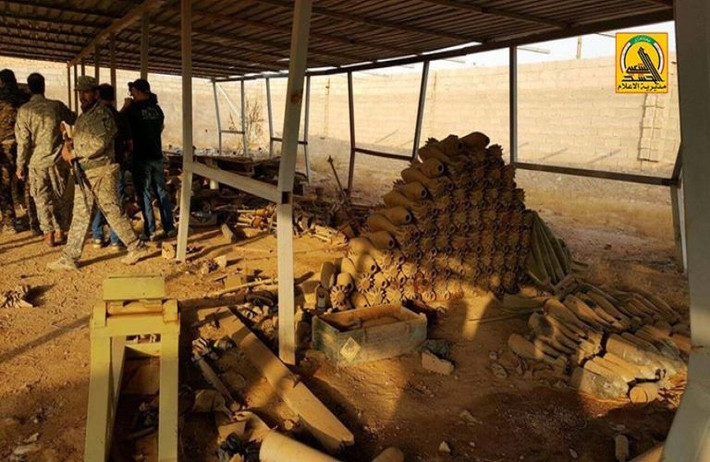Một số vũ khí mà lực lượng Iraq thu giữ được tại Al-Jazeera. Ảnh: SF.