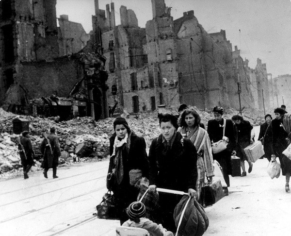 Dòng người tị nạn di chuyển qua những tòa nhà đổ nát ở Đức năm 1945. Ảnh: Getty Images.