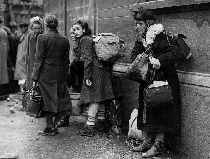 Người dân Đức chuẩn bị sơ tán khỏi Aachen, Đức, ngày 24/10/1944 khi cuộc chiến tại thành phố này sắp kết thúc. Ảnh: AP.