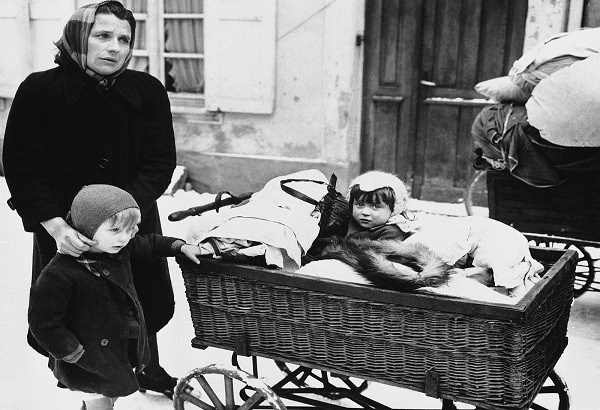 Một phụ nữ Pháp và hai con nhỏ trên đường đi lánh nạn ở Haguenau, Pháp, ngày 20/2/1945 trong thời kỳ Chiến tranh Thế giới thứ hai. Ảnh: AP.