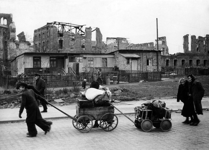 Một số người tị nạn mang theo đồ đạc di chuyển qua con phố ở Berlin ngày 15/12/1945. Ảnh: AP.