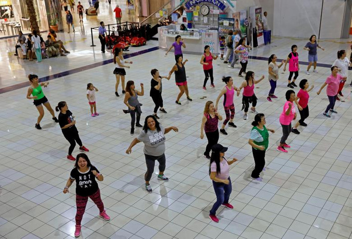 Người dân vẫn tập Zumba trong một trung tâm mua sắm như thói quen thường ngày. Ảnh: Reuters.