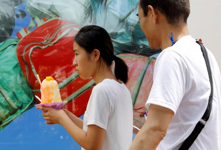 Nữ du khách Hàn Quốc tại quận Tumon. Ảnh: Reuters.
