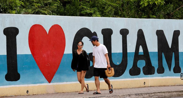 Hai khách du lịch đi dạo trên đảo Guam, một vùng lãnh thổ của Mỹ ở Thái Bình Dương. Theo Reuters, không có dấu hiệu cho thấy người dân trên hòn đảo này hoảng sợ hay vội vàng di tản hôm 10/8 dù căng thẳng giữa Mỹ và Triều Tiên gia tăng. Ảnh: Reuters.