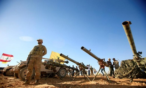 Trong cuộc tấn công phối hợp với quân chính phủ Syria, phong trào Hezbollah thắng lớn trên biên giới Syria-Lebanon trước nhóm khủng bố Mặt trận al-Nusra và giành lại quyền kiểm soát hầu hết vùng núi chiến lược này. Ảnh: Một chiến binh Hezbollah đứng trước pháo chống tăng tại khu Juroud Arsal trên biên giới Syria-Lebanon. Ảnh: Reuters.