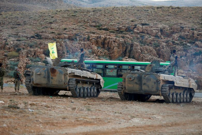 Các chiến binh phong trào Hezbollah “hộ tống” những chiếc xe buýt ở Juroud Arsal. Ảnh: Reuters.