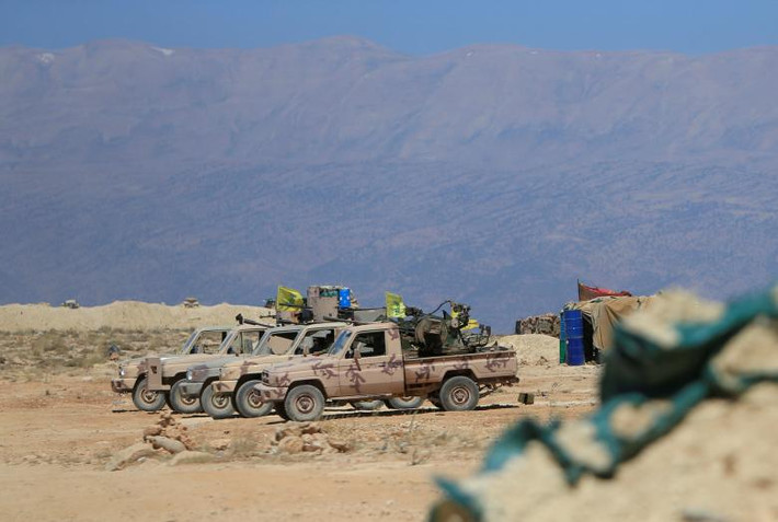 Những chiếc xe quân sự của phong trào Hezbollah ở biên giới Lebanon- Syria. Ảnh: Reuters.