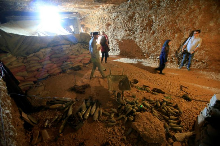 Bên trong một căn cứ từng được nhóm khủng bố Mặt trận al-Nusra sử dụng ở Juroud Arsal. Ảnh: Reuters.
